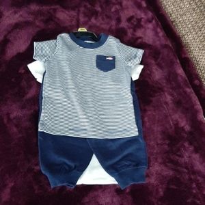 Carter's 3-piece 6 months.     (3)